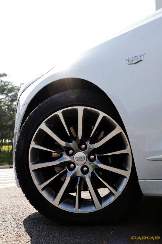 타이어는 지면을 꼭 붙든다.