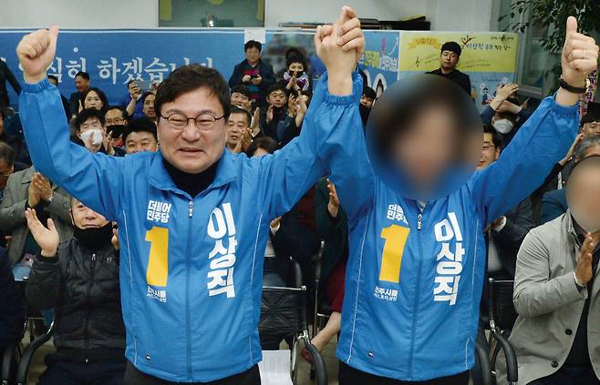 지난 4월 15일 제 21대 국회의원 선거때 전북 전주을에 출마한 더불어민주당 이상직(왼쪽) 의원이 당선 확정후 선거사무소에서 전처(모자이크처리)와 함께 손을 들어 지지자들의 환호에 답하고있다./뉴시스
