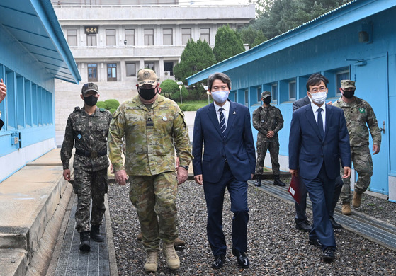 Unification Minister Lee In-young, third from left, visits the truce village of Panmunjom in the inter-Korean demilitarized zone on Wednesday. [JOINT PRESS CORPS]