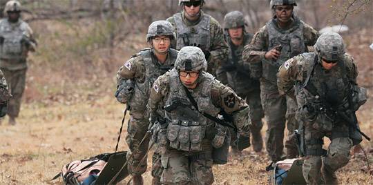 경기 동두천시 캠프 케이시 아파치 레인지에서 열린 주한미군 2사단·한미연합사단의 최고전사선발대회에서 카투사 장병이 부상자 모형을 끌고 오르막을 달리고 있다.  연합뉴스