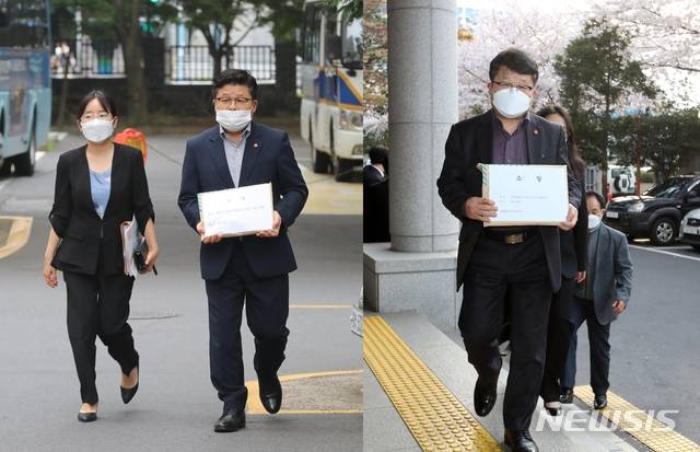 [제주=뉴시스]  제주도 관계자가 지난 3월30일 코로나19 증상이 있음에도 제주도를 여행한 강남모녀(왼쪽)와 7월9일 해열제를 먹고 여행한 경기도 관광객에게 손배배상 소송을 제기하기 위해 고발장을 들고 법원으로 들어서는 모습.