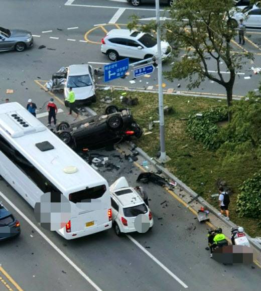 14일 오후 5시 43분께 부산 해운대구 중동역 인근 교차로에서 7중 충돌 사고가 나 운전자 등 7명이 다쳤다. 2020.9.14연합뉴스