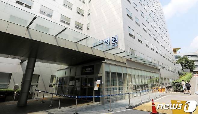 10일 신종 코로나바이러스 감염증(코로나19) 집단감염이 발생한 서울 서대문구 연세대 신촌세브란스 재활병원이 폐쇄되고 있다. 2020.9.10/뉴스1 © News1 박지혜 기자