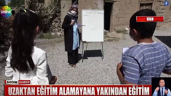 학생들을 직접 찾아가 수업하고 있는 감제 선생님