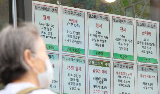 서울 아파트 매매시장이 진성세를 찾고 있는 가운데, 서울과 수도권의 아파트 전세시장은 여전히 불안한 모습을 보이고 있다. 사진은 서울 한 부동산 중개업소 매물정보란 모습. 



연합뉴스