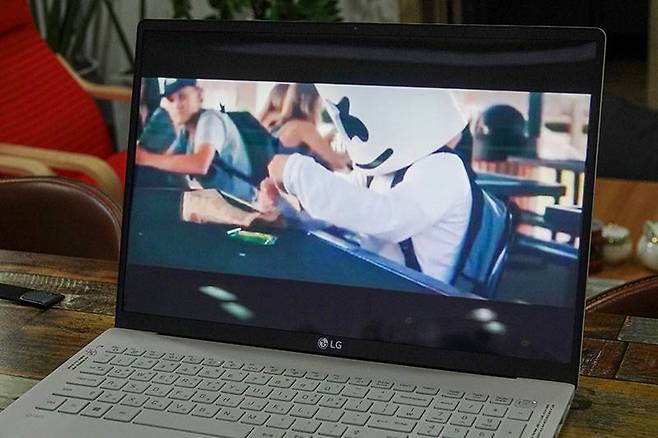 LG 그램 17인치, 해당 영상은 21:9 비율이라 화상이 더 잘려 보이는 편이고, 실제로 16:9 비율 영상을 재생하면 위아래로 손가락 마디 하나 여백이 남는다. 출처=IT동아