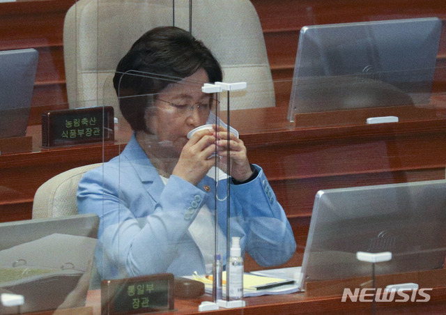 [서울=뉴시스] 최동준 기자 = 추미애 법무부 장관이 17일 오후 서울 여의도 국회 본회의장에서 열린 교육·사회·문화 분야 대정부 질문에서 물을 마시고 있다. (공동취재사진) 2020.09.17. photo@newsis.com