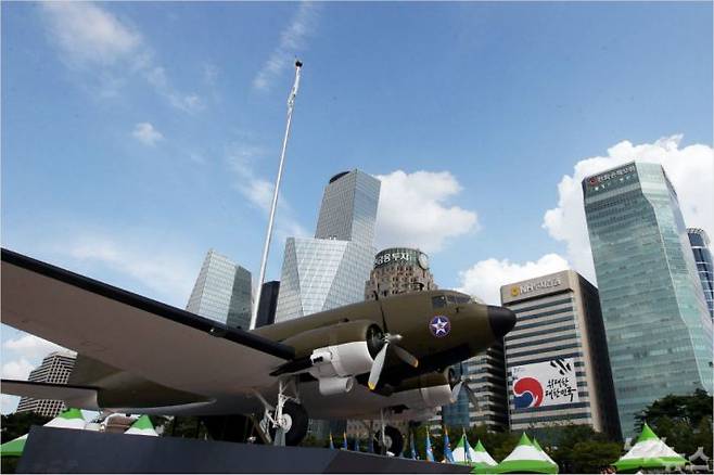지난 2015년 8월 18일 오후 서울 여의도공원에서 C-47 수송기 전시회 '70년 동안의 비행' 개막식이 열렸다. 여의도공원에는 정진대원들이 탑승했던 것과 같은 기종의 C-47 수송기가 전시됐다. (사진=황진환 기자)