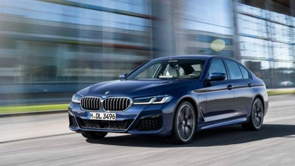 BMW코리아가 뉴 5시리즈, 뉴 6시리즈의 사전계약에 돌입, 신차 할인 조건에 관심이 쏠리고 있는 가운데 최근 트림별 옵션사양이 공개되면서 논란이 제기되고 있다.
