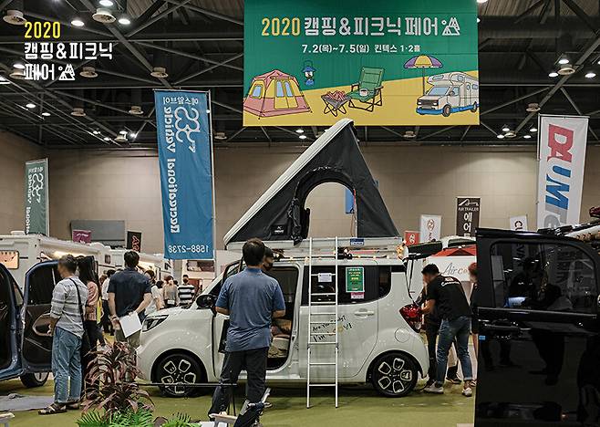 지난 7월에 일산 킨텍스에서 열렸던 ‘캠핑&피크닉 페어’을 찾은 캠핑 마니아들. 특히 캠핑카 업체의 참가가 두드러졌다. ‘캠핑&피크닉 페어’ 주최측 제공