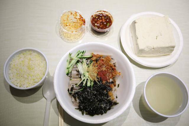 영주 전통묵집식당의 묵밥. 조밥과 두부 한 모까지 푸짐한 밥상이다. ⓒ박준규