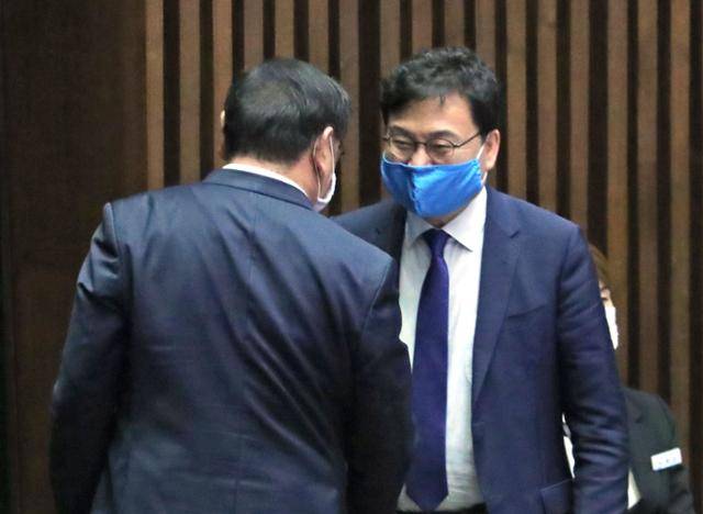 김태년(왼쪽) 더불어민주당 원내대표와 이상직 더불어민주당 의원이 지난달 4일 오후 국회 본회의에서 인사를 나누고 있다. 연합뉴스