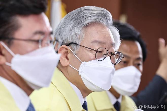 [수원=뉴시스] 김종택기자 = 이재명 경기도지사가 9일 경기 수원시 팔달구 경기도청 브리핑룸에서 신종 코로나바이러스 감염증(코로나19)위기 극복을 위한 경제정책을 발표하고 있다. (사진=경기사진공동취재단) 2020.09.09.  jtk@newsis.com