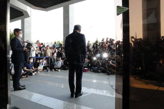 이재명 경기도지사가 7월 16일 경기도 수원시 팔달구 경기도청에서 대법원 무죄 판결에 대한 입장을 밝히기 전 인사하고 있다. 이 지사의 한 측근은 통화에서 ’기본주택, 기본대출권 등 잇따라 제안한 게 많은데 지역화폐 전쟁까지 붙어 요즘 다른 건 생각할 겨를이 없다“고 했다. [뉴스1]