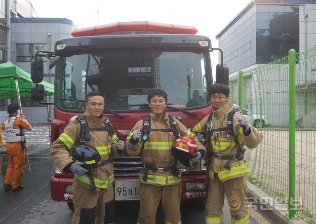 신 소방관이 동료들과 함께 찍은 사진. 소방관이 갖는 사명감은 남다르다. 신 소방관은 "사건 발생 현장에서 1차적 조치한다는 역할에 책임감을 느낀다"고 말했다. 신 소방관 제공