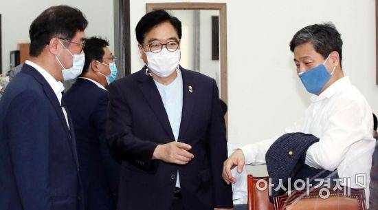 우원식 더불어민주당 행정수도완성 추진 TF 단장이 24일 국회에서 열린 국가균형발전 및 행정수도완성 제4차 정례회의에 참석하고 있다./윤동주 기자 doso7@