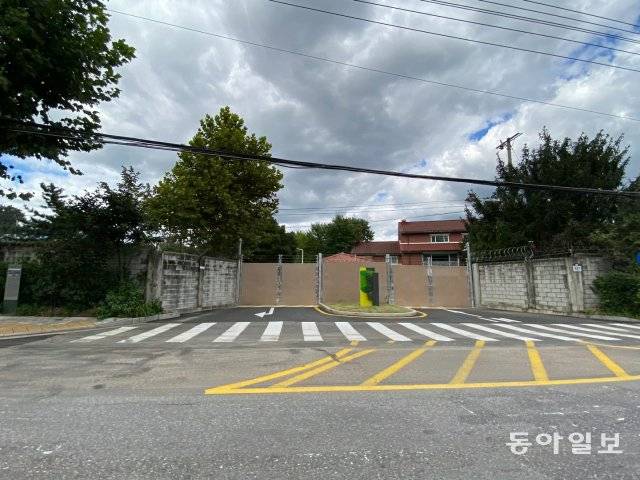굳게 닫힌 문 뒤가 용산 미군기지다. 안영배 논설위원