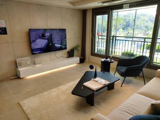 포레나 양평 견본주택에 마련된 전용면적 74㎡ 유니트 거실 전경.