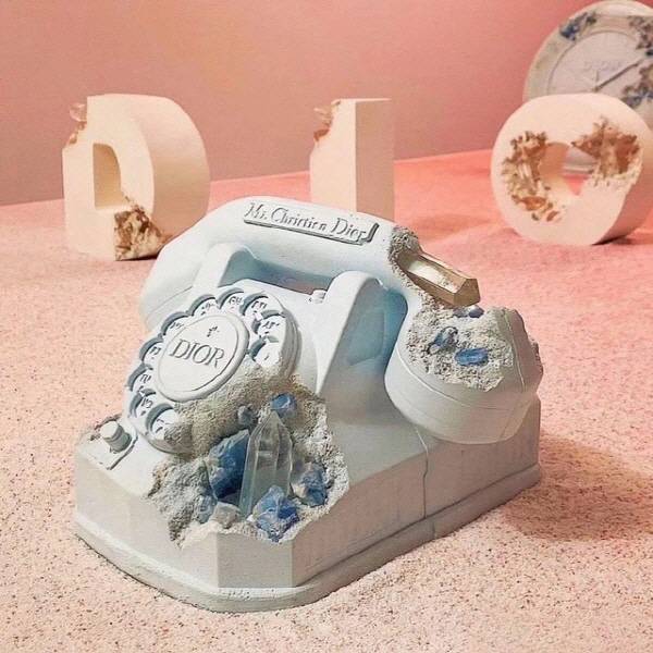 다니엘 아샴의 Eroded Telephone