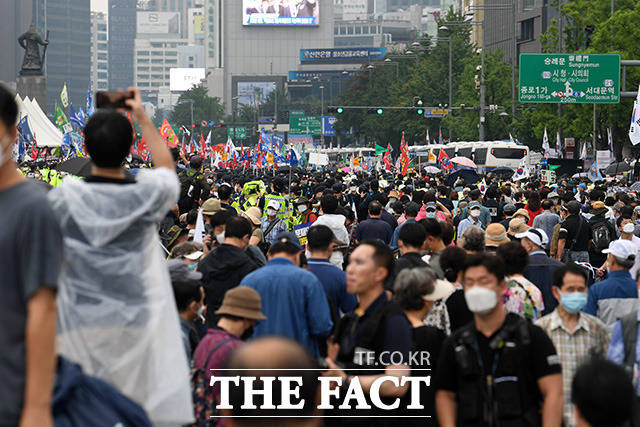 경찰이 오는 10월3일 개천절에 열릴 서울 도심 불법집회에 강력하게 대응할 뜻을 밝혔다 사진은 지난 8월 15일 서울 광화문 집회 현장./남용희 기자