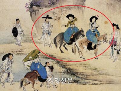 그림  양반가 자제들과 기녀들의 봄나들이 모습을 그린 혜원 신윤복의 ‘연소답청’. 기녀들을 말에 태우고는 “난 당신의 마부가 되겠다”면서 말을 몰고, 담뱃불을 붙여주고 있다.|간송미술문화재단 소장