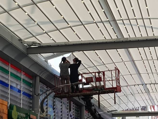 준공한 지 한 달 된 울산 태화시장 스커이어닝이 태풍에 지붕이 날아가 보수공사를 하고 있다 ⓒ박치현기자