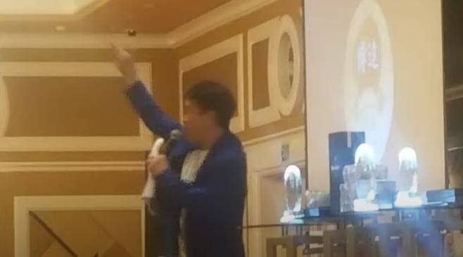 유튜버 김용호씨가 제보자로부터 받았다는 사진. 제보자는 이 사진 속 인물이 개그맨 강성범으로 필리핀의 한 카지노에서 사회를 보는 장면이라고 주장했다. /김용호 연예부장 유튜브 영상 캡처