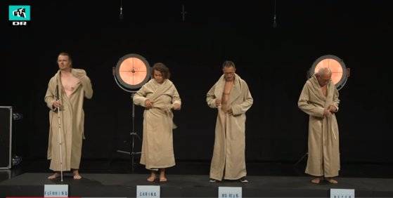 덴마크의 어린이 프로그램 '울트라 스트립스 다운(Ultra Strips Down)'에서 자원봉사자들이 어린이들로부터 질문을 받기 위해 가운을 벗고 있다. [해당 프로그램 유튜브 화면 캡쳐]