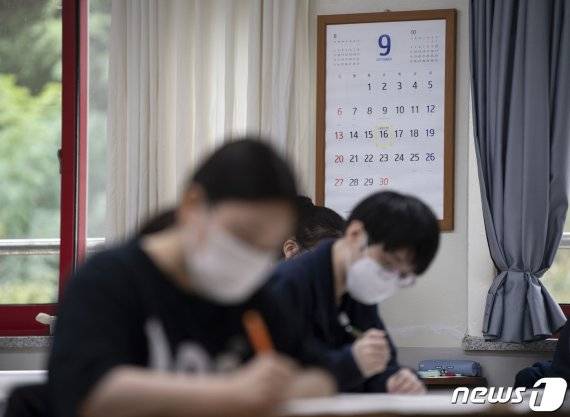 2021학년도 대학수학능력시험을 앞둔 고3 학생들이 지난 16일 대구 수성구 정화여고에서 9월 모의평가를 치르고 있다. /사진=뉴스1