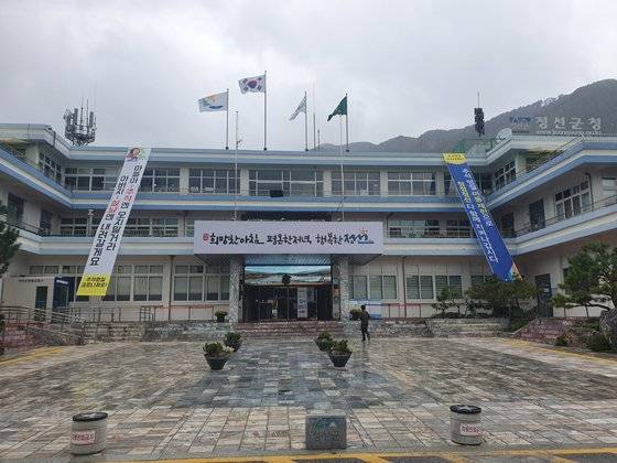 조대현 주무관이 이번 공모에 낸 문구를 바탕으로 만들어진 현수막이 정선군청사에 걸려 있는 모습. 사진 정선군