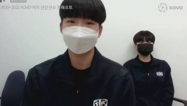 2라운드에 지명된 뒤 울먹이며 소감을 밝히는 중앙여고 오세연(왼쪽)의 모습. 네이버 중계화면 캡처