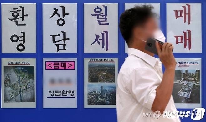 (서울=뉴스1) 이동해 기자 = 임대차법 시행과 재건축 실거주 요건 강화로 전세 물량이 씨가 마르고 있다. 가을 이사철 등 계절적 요인 등이 맞물려 전세수급난으로 이어진 것으로 풀이되며 이는 전셋값 상승 뿐만 아니라 오피스텔 시장에까지 번지고 있는 양상이다.  사진은 22일 오후 서울 송파구 아파트단지 밀집지역에 위치한 부동산. 2020.9.22/뉴스1
