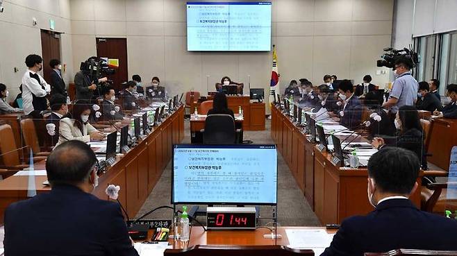 박능후 보건복지부 장관에게 질의하는 국회 보건복지위원회 소속 의원들