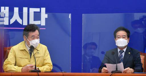 김창룡 경찰청장(오른쪽)이 지난 22일 국회에서 열린 ‘개천절 대규모 집회 강행’과 관련한 간담회에서 발언하고 있다. 왼쪽은 이낙연 더불어민주당 대표. 뉴스1