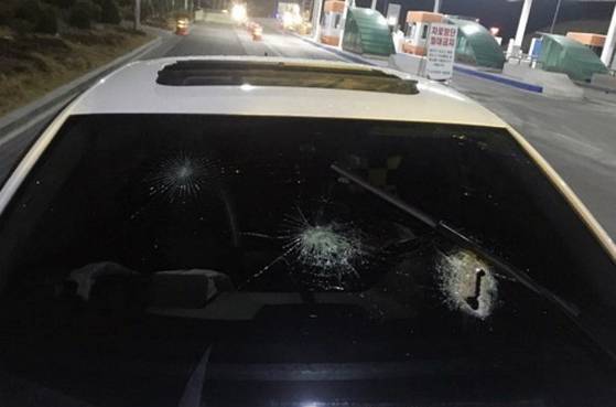 지난 2018년 1월 25일 오후 7시50분쯤 경기도 이천시 중부고속도로 통영 방면 하행선 323.6㎞ 지점에서 달리던 차량 운전석에 판스프링이 날아들었다. 제공: 고속도로순찰대 10지구대