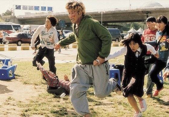 2006년 봉준호 감독의 영화로는 처음 칸영화제 감독주간에 초청돼 주목받은 영화 '괴물'. 국내 1300만 관객을 모으며 큰 흥행을 거뒀다. [사진 쇼박스]