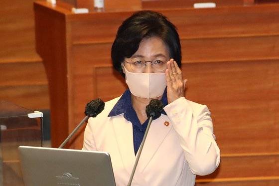 추미애 법무부 장관이 지난 14일 오후 서울 여의도 국회 본회의장에서 열린 정치분야 대정부 질문에서 정청래 더불어민주당 의원의 질문에 답하고 있다. [뉴스1]