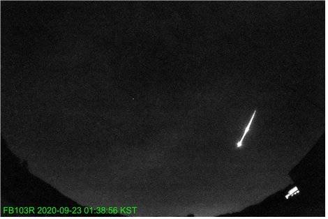 \ 한국천문연구원은 23일 경기도와 충청 등 일대에서 목격된 '화구'(평범한 유성보다 밝은 유성)가 천문연 유성체감시네트워크에 포착됐다고 23일 밝혔다. 사진은 대전과학고에 설치된 감시카메라에 촬영된 화구의 모습. [사진 천문연]