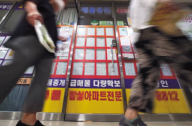 실거주 목적으로 기존 세입자의 퇴거 의사를 확인하고 주택 매수 계약을 했지만 이후 세입자가 입장을 바꿔 계약이 차질을 빚는 사례가 나오고 있다. 사진은 서울의 한 공인중개업소의 모습. [연합]