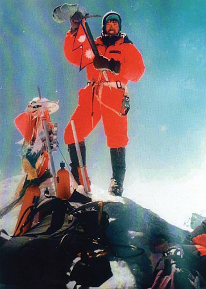 정상 인증 사진을 찍은 락파 게루.