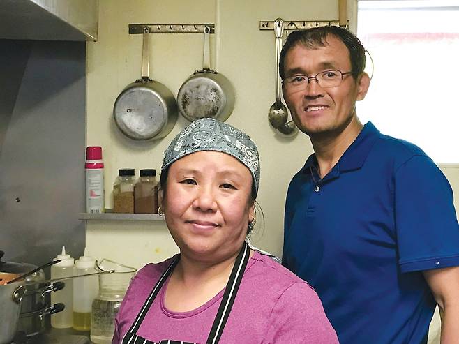 락파 게루는 미국으로 이민을 떠나 산악 가이드로 활동하지 않을 땐 식당 보조로 일하고 있다. 사진 트래블스코어