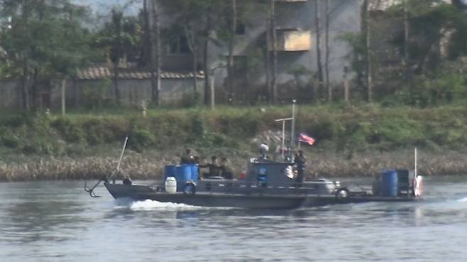 압록강의 북한 경비정 모습