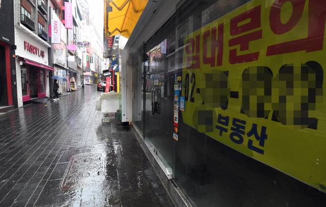 관광객과 시민들의 발길이 끊겨 을씨년스러운 모습을 보이는 서울 중구 명동거리의 폐업한 상가들에 임대 안내문이 붙어 있다./서울경제DB