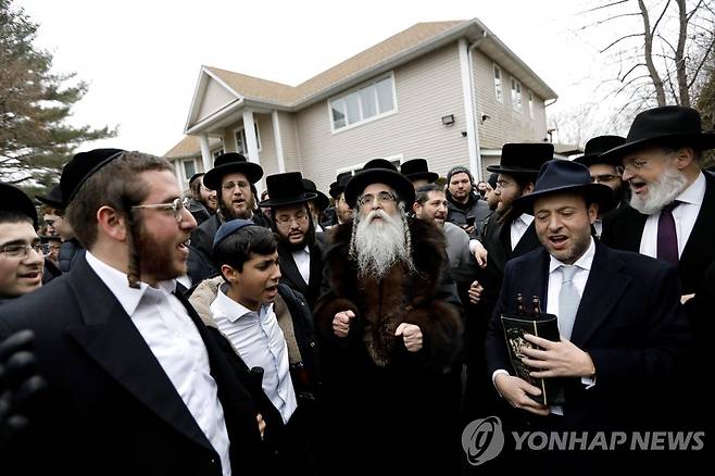 뉴욕의 초정통파 유대교를 이끄는 하시디즘 랍비와 신자들 과거 사진 [EPA=연합뉴스 자료사진]