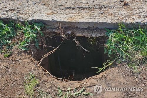 수감자 6명이 탈옥할 때 사용한 것으로 보이 땅굴. [타스=연합뉴스]