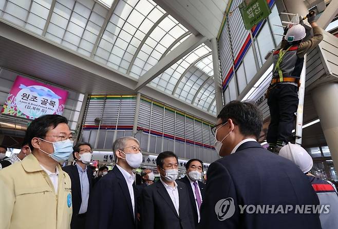 공공와이파이 품질 고도화 (서울=연합뉴스) 홍해인 기자 = 최기영 과학기술정보통신부 장관(앞줄 왼쪽 두 번째)이 24일 서울 중구 신중부시장에서 KT 박윤영 사장(오른쪽)으로부터 이날 진행된 공공와이파이 품질 고도화 교체 작업에 대한 설명을 듣고 있다. 2020.9.24 hihong@yna.co.kr