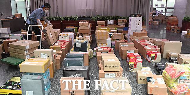 추석을 일주일 앞둔 24일 오후 서울 여의도 국회 의원회관 로비에 국회의원들 앞으로 도착한 추석 선물 택배들이 쌓여 있다. /국회=이새롬 기자