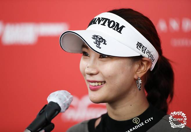 공동 선두로 KLPGA 투어 팬텀 클래식 1라운드를 마친 뒤 미디어센터에서 인터뷰하는 유현주. /KLPGA