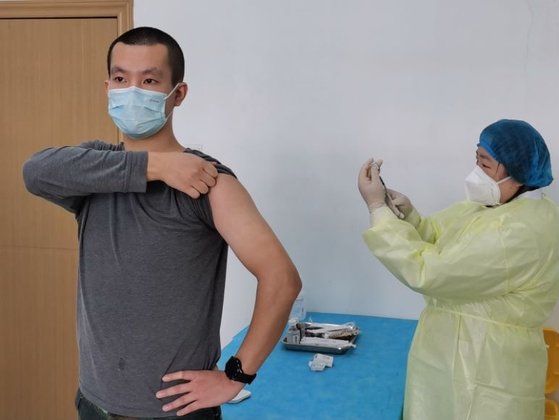 전직 군인 출신 우한 소재 대학원생 주아오빙(23)은 지난 3월 19일 칸시노사의 1차 백신 임상 시험에 자원했다. [본인 제공]