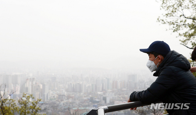 [서울=뉴시스] 이영환 기자 = 미세먼지 농도가 '매우나쁨' 상태를 보이며 서울에 미세먼지 주의보가 발령된 지난 4월 서울 용산구 남산공원에서 마스크를 착용한 시민들이 도심을 바라보고 있다. 2020.04.22.   20hwan@newsis.com